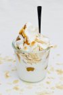 Vista close-up de iogurte congelado com amêndoas cortadas — Fotografia de Stock