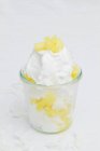 Gefrorener Joghurt mit Ananas — Stockfoto