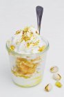 Nahaufnahme von gefrorenem Joghurt mit Früchten und Pistazien — Stockfoto