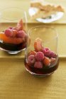 Lamponi e pesche nel vino rosso — Foto stock