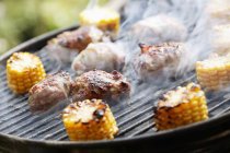 Räuchergrill mit Maiskolben — Stockfoto