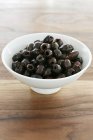 Ciotola di olive nere — Foto stock