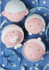 Pasteles decorados con caras de bebé - foto de stock