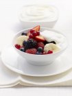 Йогурт мюсли со свежими ягодами — стоковое фото