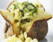 Patata al horno con mantequilla de hierbas - foto de stock