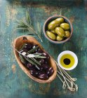 Чорно-зелені оливки — стокове фото