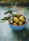 Миска з зелених маринованих оливок — стокове фото