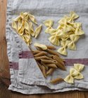 Différents types de pâtes séchées — Photo de stock