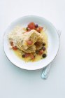 Chicken breast cooked with raisins and tomatoes — Stock Photo