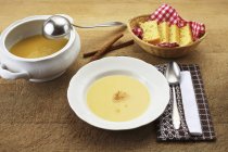 Винный суп с анисовым хлебом в тарелке — стоковое фото