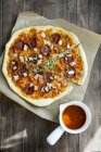 Pfefferoni-Pizza mit geriebenem Parmesan — Stockfoto