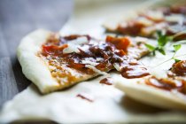 Pizza al peperoncino con parmigiano grattugiato — Foto stock