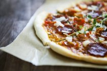 Pizza pepperoni au parmesan râpé — Photo de stock