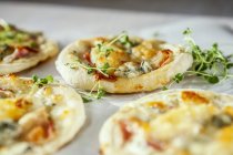 Mini pizzas with gorgonzola — Stock Photo