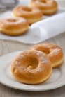 Donuts azucarados en platos - foto de stock