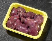 Hígados de pollo en recipiente de plástico - foto de stock