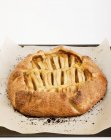 Яблучний пиріг на папері для випічки — стокове фото