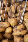 Pommes de terre fraîches avec cuillère en métal — Photo de stock