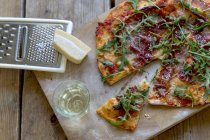 Pizza mit Schinken und Rucola — Stockfoto