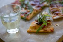Pizza mit Schinken und Rucola — Stockfoto