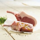 Chuletas de cerdo frescas con aceite de oliva - foto de stock
