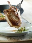 Côtelette de porc frit sur une fourchette de viande — Photo de stock