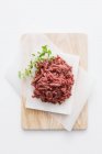 Carne fresca macinata su carta — Foto stock