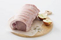 Roulade de cerdo con manzana y especias - foto de stock