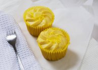 Zitronen Cupcakes mit Sahne — Stockfoto