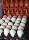 Uova tailandesi in scatole di uova impilate — Foto stock