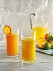 Verres de mandarine et limonade orange — Photo de stock