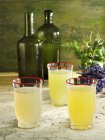 Varias limonadas lavanda, hierba stevia, y pepino y eneldo en vasos - foto de stock