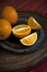 Свежие апельсины с ломтиками — стоковое фото
