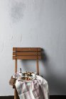 Törtchen und Kekse auf Stuhl — Stockfoto