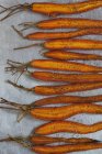 Bébé carottes rôties coupées en deux — Photo de stock