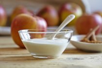 Yogur natural con manzanas frescas - foto de stock
