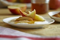 Joghurt mit Apfel und Zimt — Stockfoto