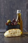 Ungesäuertes Brot mit Oliven — Stockfoto