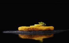 Хлібний ескалоп на тарілці — стокове фото