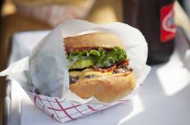 Чизбургер с беконом и салатом — стоковое фото