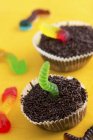 Cupcakes decorados com vermes de geleia — Fotografia de Stock
