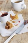 Frisches Croissant mit Marmelade — Stockfoto