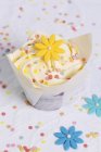 Cupcake decorado com flor de açúcar — Fotografia de Stock
