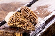 Frische Morcheln auf einer Holzkiste — Stockfoto