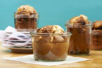 Grands muffins aux cacahuètes en pots de verre — Photo de stock