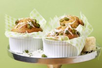 Muffins de pistacho y parmesano - foto de stock