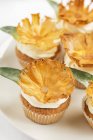 Cupcakes mit Ananas-Chips verziert — Stockfoto