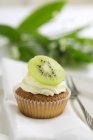 Cupcake coberto com fatia de kiwi — Fotografia de Stock