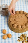 Kuchen mit Schokoladenstreuern dekoriert — Stockfoto