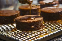 Glaze essere gocciolato sopra torte di albicocche — Foto stock